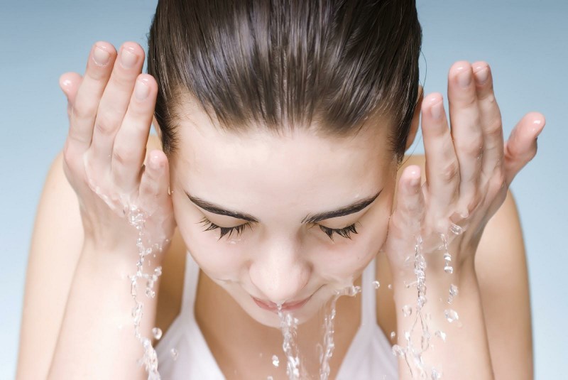   Bạn đã biết những cách tẩy trang bằng nước muối sinh lý hiệu quả nhất chưa?
