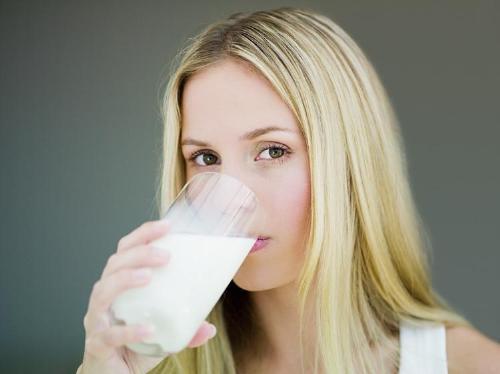 Uống sữa tươi không đường có tăng cân không? Cách uống sữa như nào cho đúng?