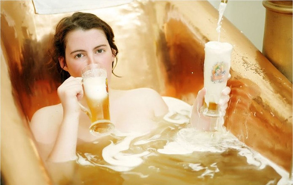 "Bật mí" đến bạn công dụng tuyệt vời của việc tắm trắng bằng bia tại nhà 